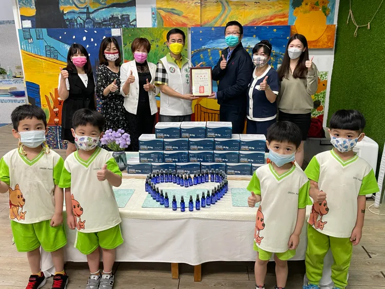 疫情爆發兩年多來，陳科名媒合與募集防疫物資，捐給公私立團體，盼拋磚引玉齊心抗疫。競辦提供