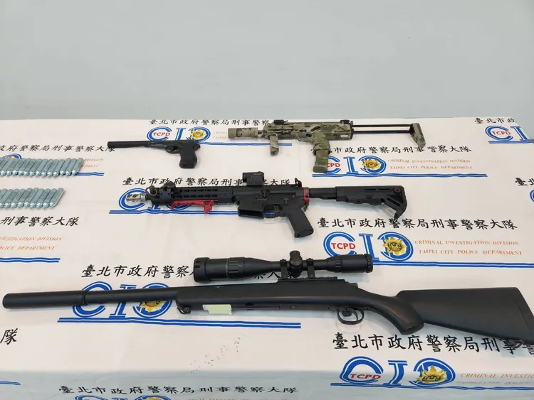 警方現場查扣4把空氣槍。翻攝畫面