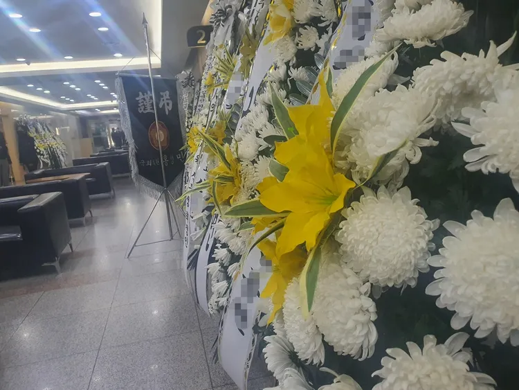 李智漢前天舉行告別式，同公司的南宮珉及延政勳、前輩蘇志燮等人都送花籃到靈堂致意。韓聯社