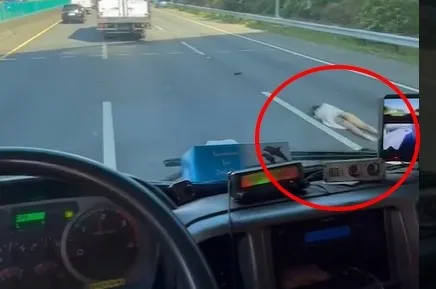 超驚悚!國道三號「天上掉下來一個人」 白衣女趴車道中影片曝