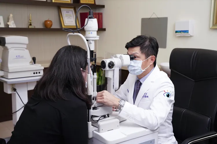 吳孟憲醫師解釋熟齡視力困擾成因與近視不相同，會隨著年齡增加而越來越深，建議定期至診所檢查