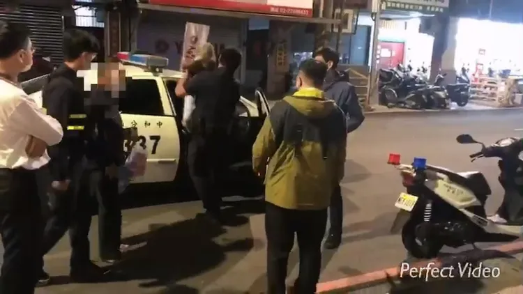 男童與街友被帶回派出所。翻攝畫面