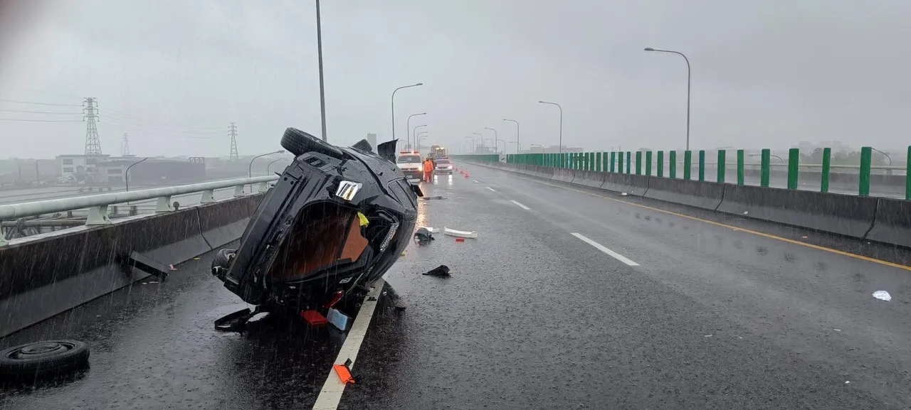 受這起車禍影響，該路段外側車道及外側路肩一度受阻，事故於11時2分排除，恢復通行。讀者提供