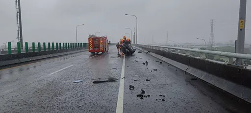 天雨路滑！國5南下45.4K小客車自撞側翻　駕駛自行脫困幸無礙