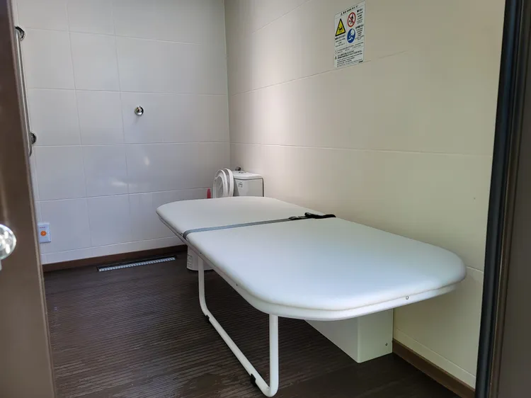 新店天山公園公廁設置照護床，大幅提升行動不便者如廁環境。民政局提供