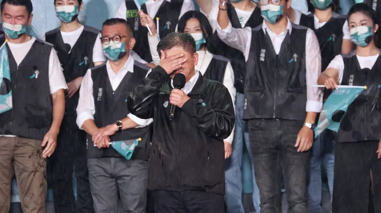 陳時中（中）激動表示，「出來投票，舊勢力就不會班師回朝。」葉志明攝