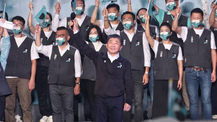 陳時中（中）向選民喊話，相信他能夠承襲蔡英文前2次的勝選。葉志明攝