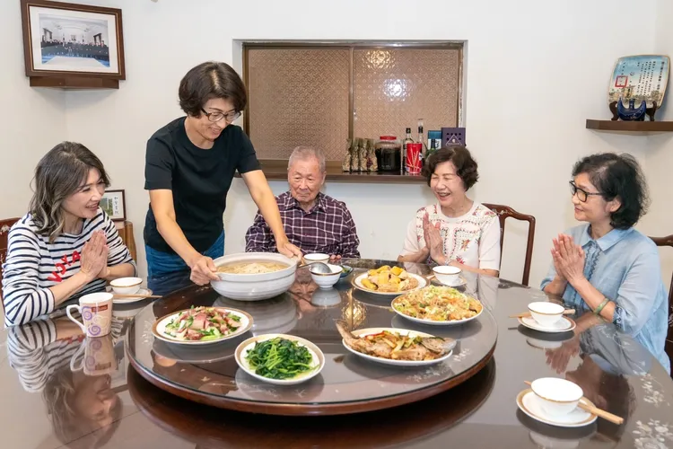 台東縣長饒慶鈴與家人共進午餐。翻攝畫面