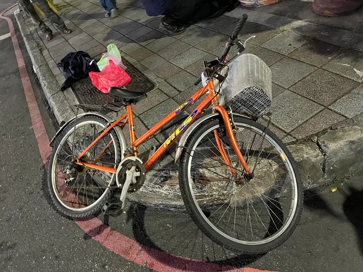 林男將腳踏車丟棄在路旁徒步逃逸。三重警分局提供