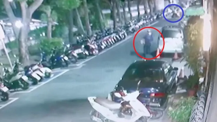 警員借用民眾機車(藍圈處)追捕林男(紅圈處)。三重警分局提供