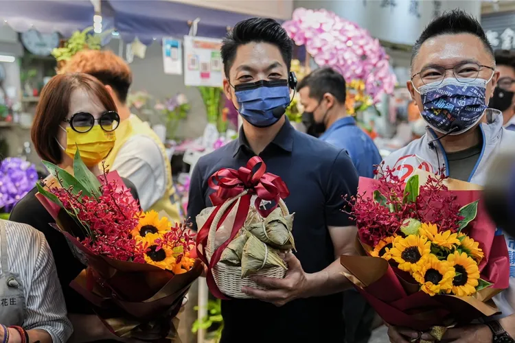 蔣萬安今天陪同北市議員張斯綱到士東市場掃街時，證實將與妻子一起跑行程。蔣萬安競辦提供