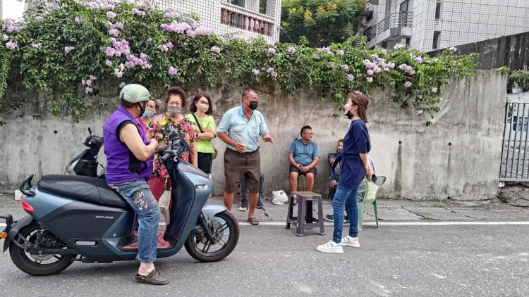 張容榕拜票，但10月宣布退選。翻攝張容榕臉書