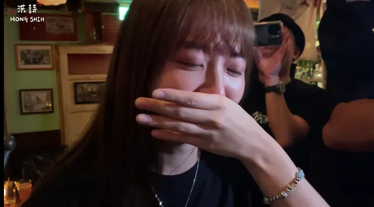 洪詩感動落淚。翻攝洪詩YouTube