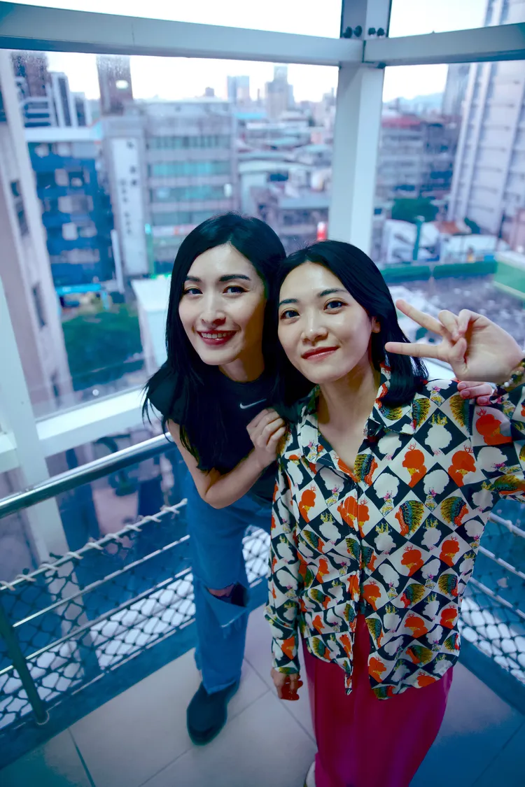 管罄（左）與康雅婷合作。瘋戲樂提供