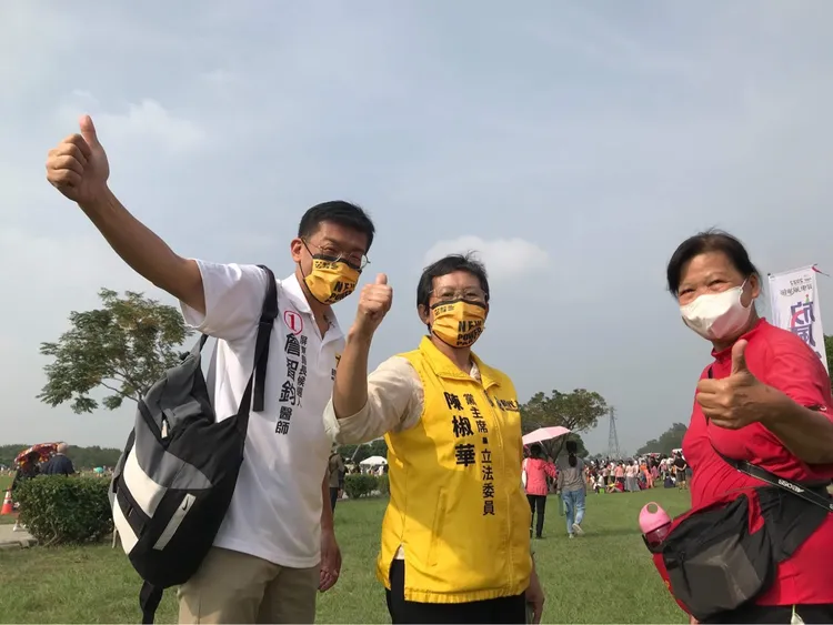 詹智鈞在陳椒華陪同下，向參與活動群眾尋求支持。詹智鈞競選總部提供
