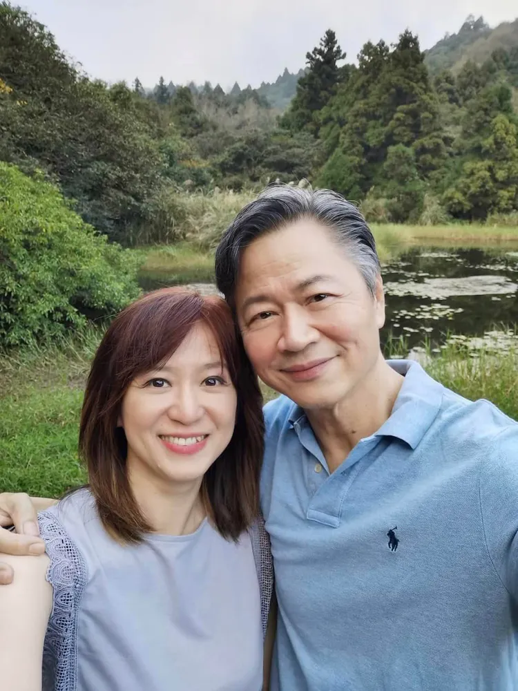 周玉琴（左）與賴岳謙常甜蜜出遊。翻攝周玉琴臉書