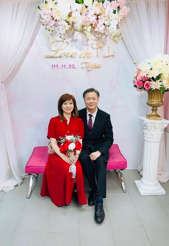 周玉琴（左）22日和賴岳謙登記結婚，粉絲紛纷獻上祝福。翻攝周玉琴臉書