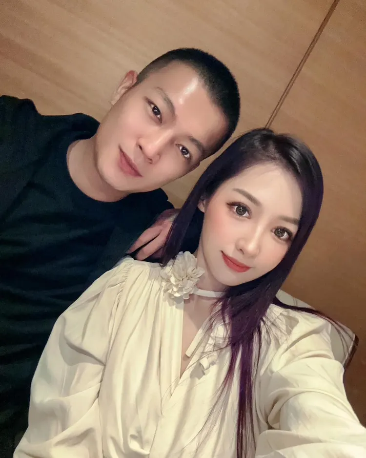 網紅鳳梨和女友。翻攝自鳳梨臉書