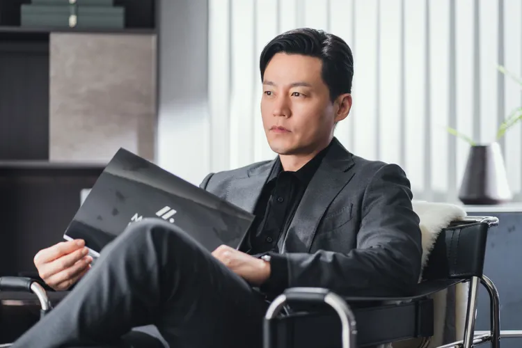 李瑞鎮在《明星經紀人生存記》飾演經紀公司的理事。Netflix提供