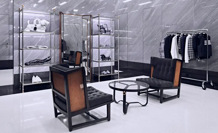 新專賣店以極簡的世紀中期現代主義風格辦公室概念設計。品牌提供