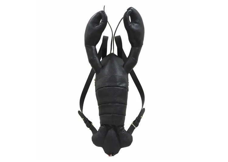 黑色荔枝紋小牛皮龍蝦後背包，11萬2000元。品牌提供