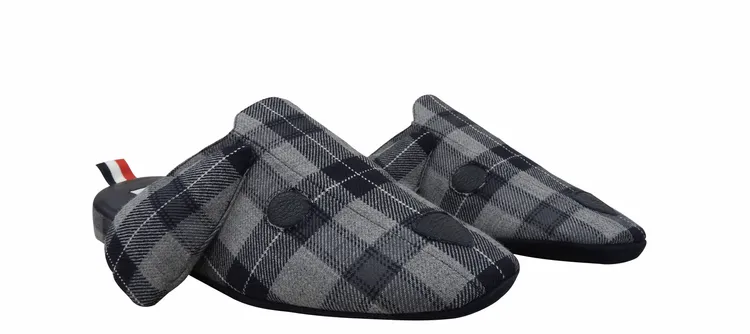 格紋羊毛Hector拖鞋，2萬100元。品牌提供