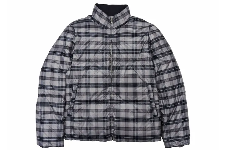 格紋可雙面穿羽絨外套，14萬2600元。品牌提供