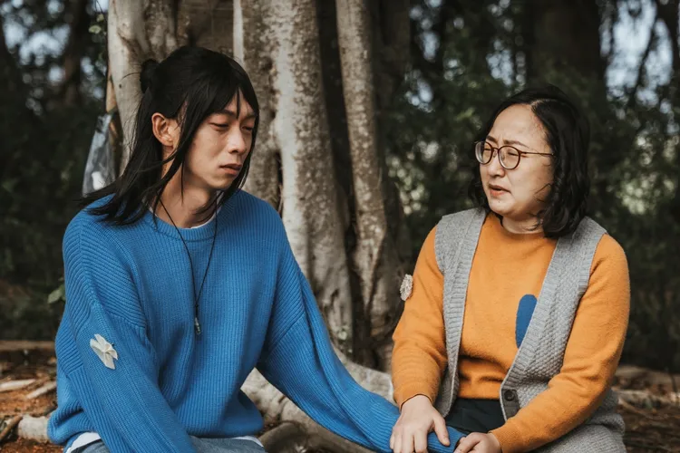 王可元（左）哭戲時盡量掩飾難過的模樣。公視台語台提供