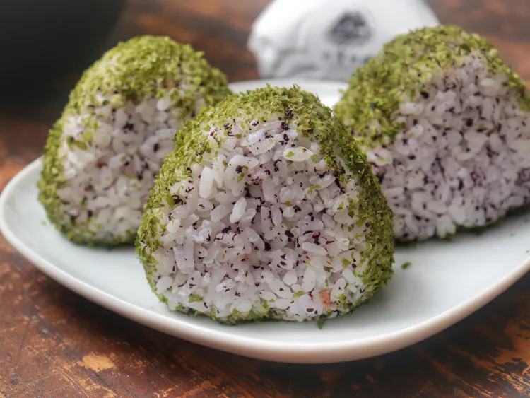 12/10草屯百工之夜，吃得到大倉米鋪以台農77號米捏製的飯糰。業者提供