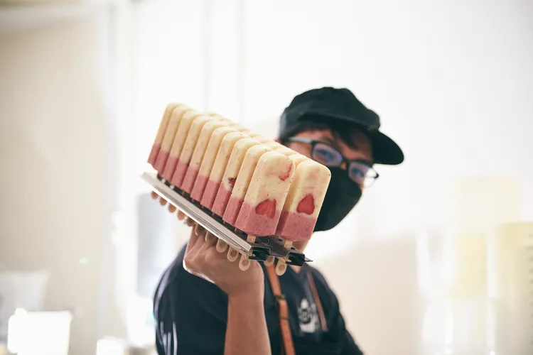 熊愛呷冰的製冰師張維尼開設冰棒店舖以思念爺爺，用小農水果製作冰棒。業者提供