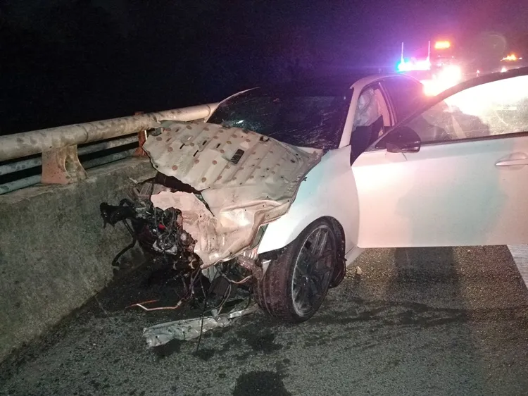 李姓男子汽車的車頭嚴重毀損、安全氣囊爆開。讀者提供