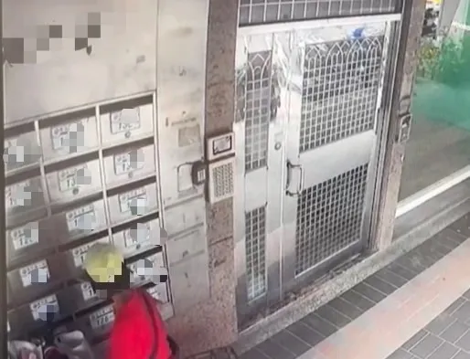 顧婦以撿拾回收維生，看到信箱內有大量廣告信就自行拿取回收。警方提供