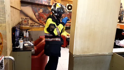 基隆男網咖猝死身旁杯子還有酒 警調監視器還原癱軟趴桌的哪一刻