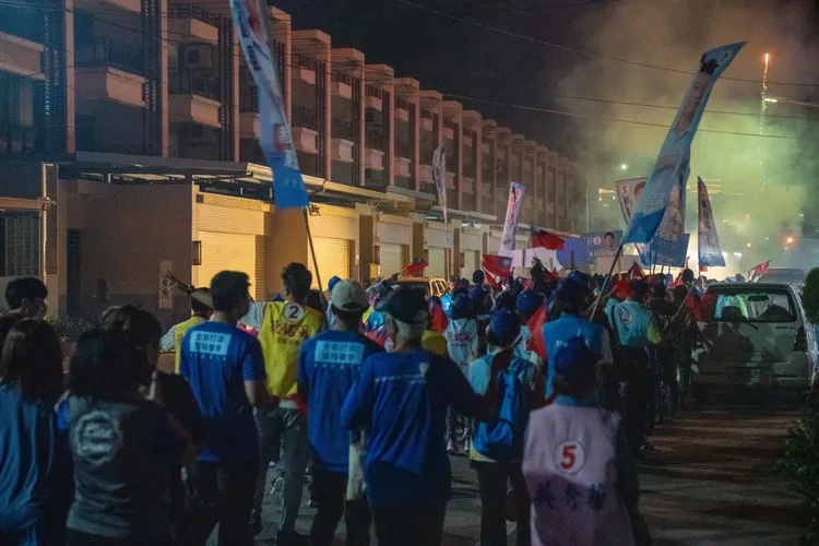 台東縣長候選人饒慶鈴除了為自己拉票，也拉抬市長候選人的聲勢，到處催票懇託。