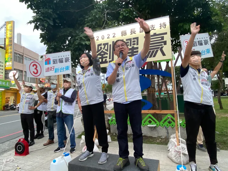 台東縣長候選人劉櫂豪與夫人一同在公園路口拜票。劉櫂豪競總提供
