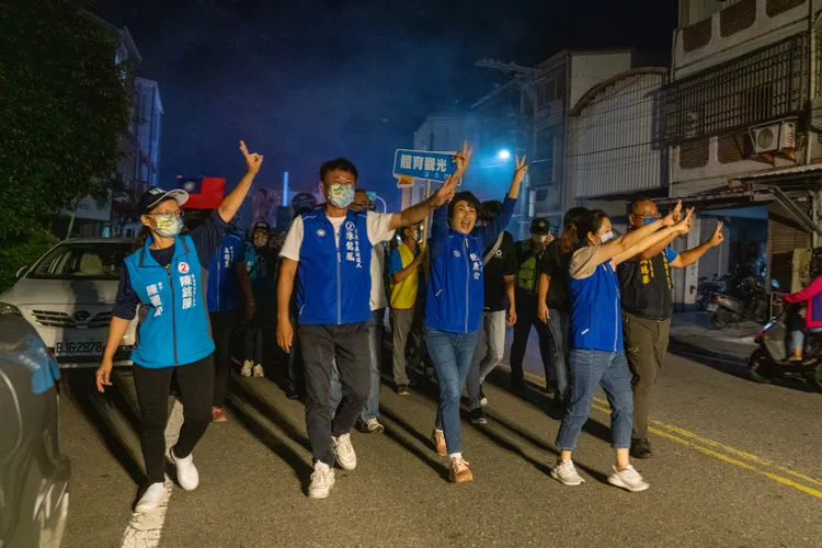 台東縣長候選人饒慶鈴與市長候選人陳銘風、國民黨台東黨部主委吳秀華的競選隊伍掃街拜票。饒慶鈴競總提供
