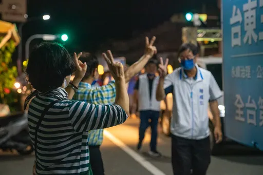 台東選前之夜|每一票都是關鍵 饒慶鈴、劉櫂豪市區徒步掃街相互較勁
