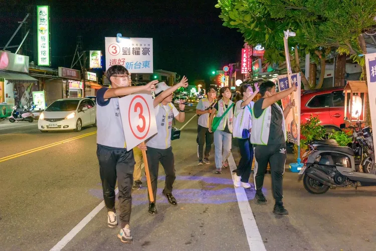 台東縣長候選人劉櫂豪的青年軍競選隊伍在台東市區沿街拜票。劉櫂豪競總提供
