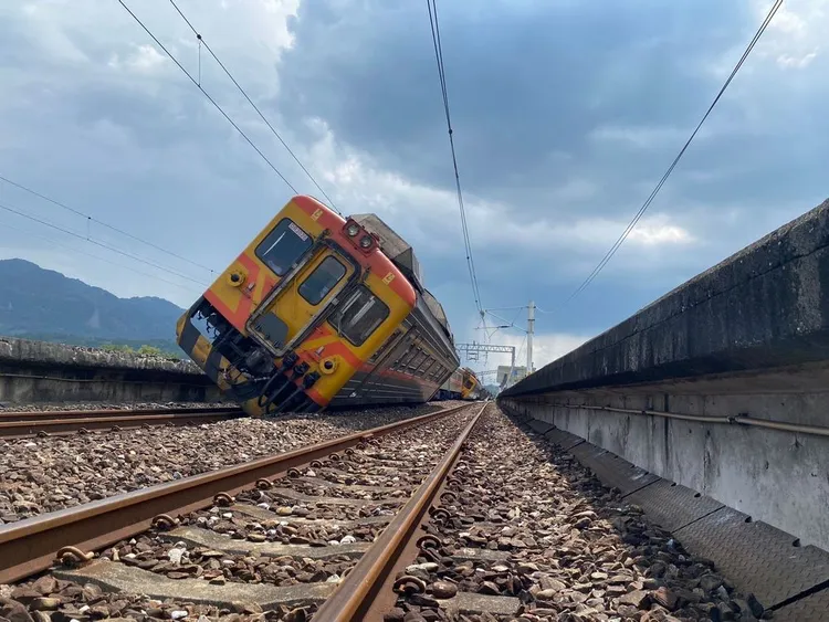 918強震導致自強號在東里火車站出軌。陳明中攝