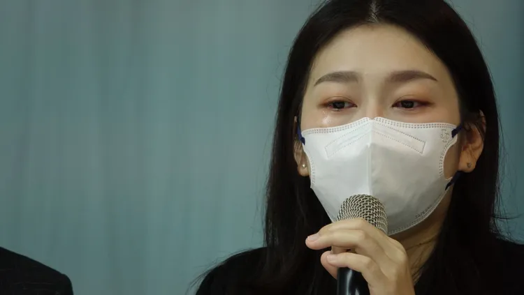 李媽媽回應時不斷啜泣、深呼吸，一度手抖。莊宗達攝