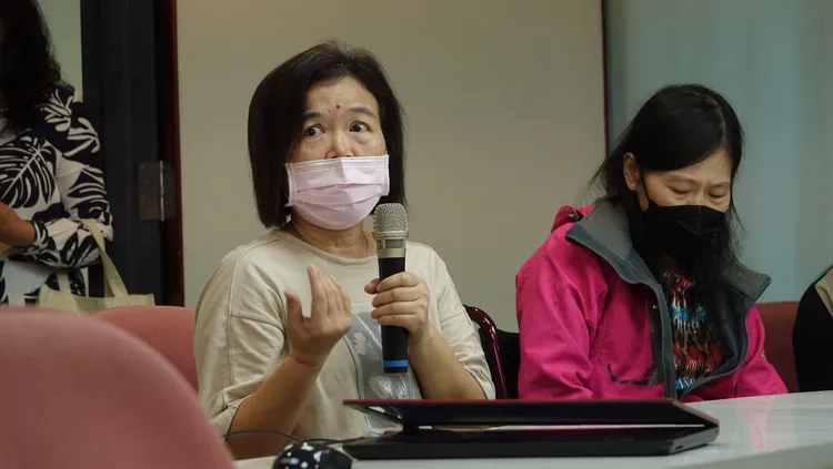 黃師堅稱是「環抱慢慢放在地上」。莊宗達攝