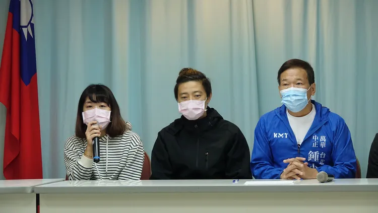 鍾小平(右)陪同崔姓家長召開記者會。莊宗達攝