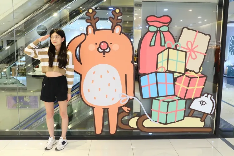 中友百貨配合醜白兔到台中過聖誕主題，各樓層設有醜白兔強提供拍照打卡。中友百貨提供