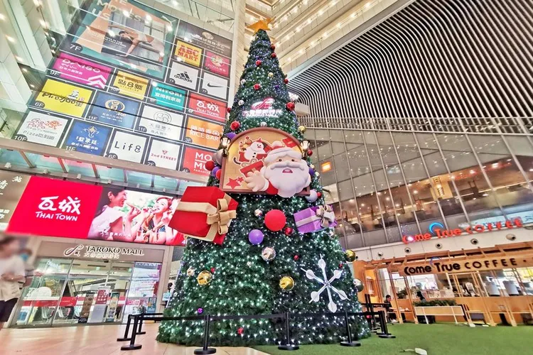 大魯閣新時代購物中心今年規劃「聖誕老公公卡聖誕樹」橋段，意外成為打卡趣味點。大魯閣新時代提供