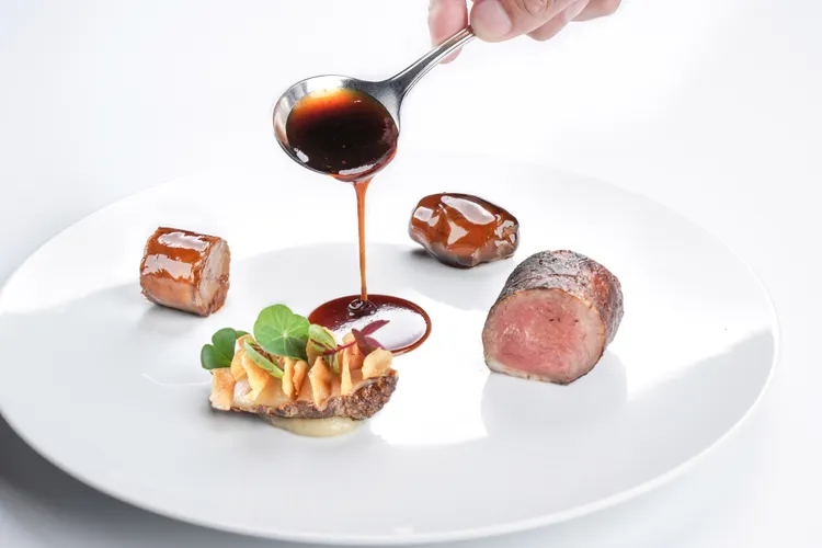 「皮蒙特式羊排」(Piemontese Lamb)使用世界頂級的紐西蘭高地和羊Lumina的羊肩，及羊里肌詮釋，做法與調味都相當細緻。雅意提供