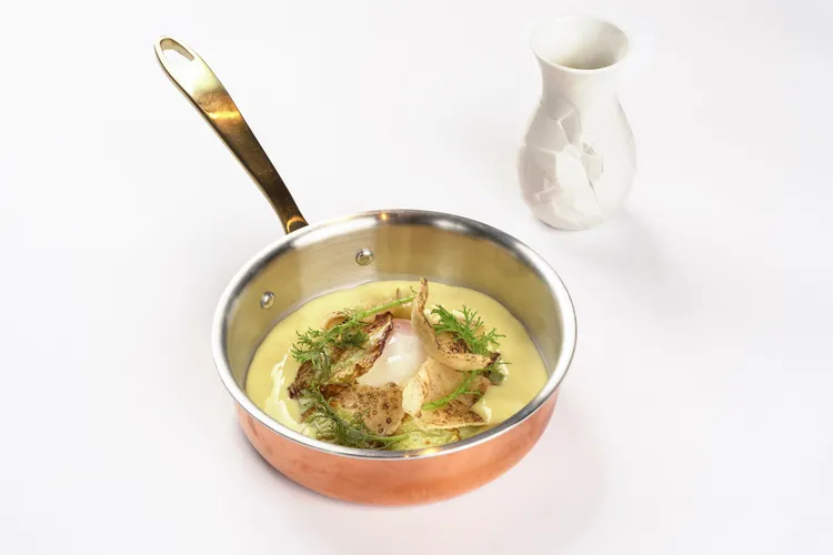 冬季必吃「慢煮蛋、康特起士鍋」，香醇起司醬完美融合綿密蛋黃，還有香酥脆片與微苦甘藍，層次豐富。雅意提供