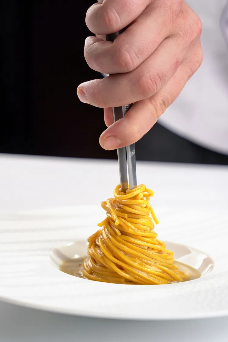 「義式家傳手工麵」(Tagliolino nonna Gemma Style)是家傳三代的食譜，蟬聯26年米其林一星的手工義麵，傳奇重現。雅意提供