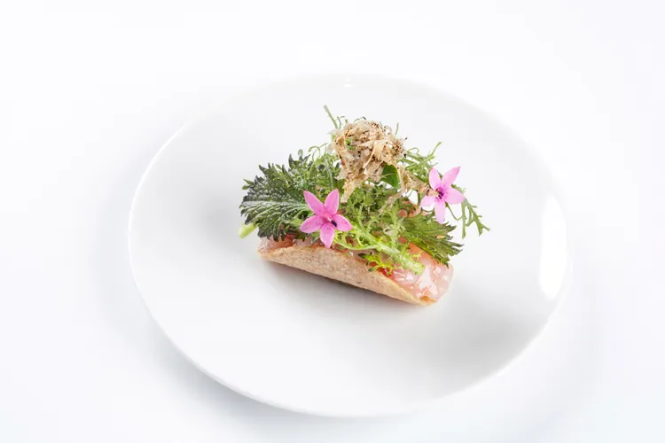 「雞皮塔可」(Tacos Marengo)靈感來自1800年北義邊界的馬倫哥戰役，採用拿破崙打勝戰後品嘗的馬倫哥燉雞料理，以其主要食材「雞」為題。雅意提供