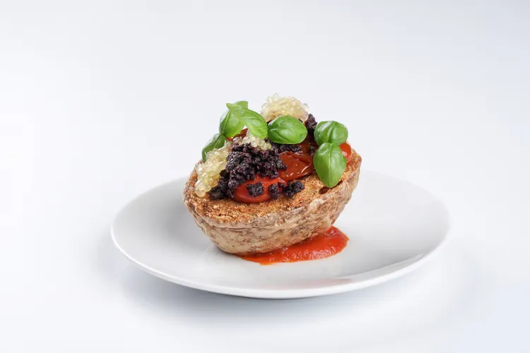 「炙燒馬鈴薯與鹹鱈魚」做工繁複，鹹鱈魚加馬鈴薯等燉煮再佐配檸檬汁等做成慕斯，填入多次反覆低溫油炸的馬鈴薯外殼內。雅意提供