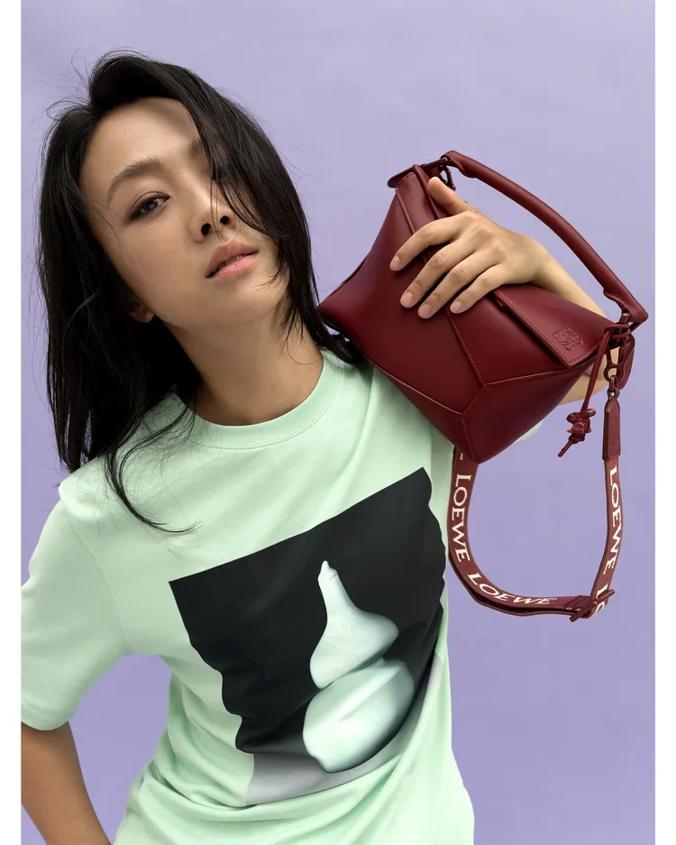 湯唯所穿的中國單色釉系列服飾及配件，是LOEWE本季的主打品項。品牌提供